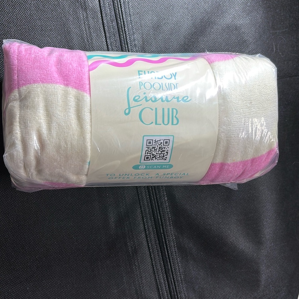 NWT Poolside Leisure Club Beach Towel